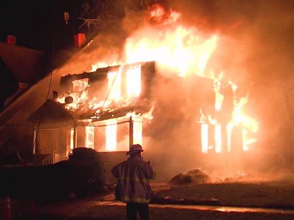 5am__Fire_damages_three_homes_on_East_87_618380000_20130528052353_640_480[1]